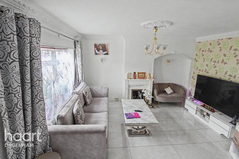 3 bedroom terraced house to rent, Dronfield Gardens, DAGENHAM