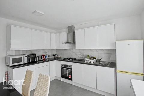 3 bedroom terraced house to rent, Dronfield Gardens, DAGENHAM