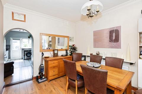 4 bedroom end of terrace house for sale, Brantwood Gardens, Ilford, IG4