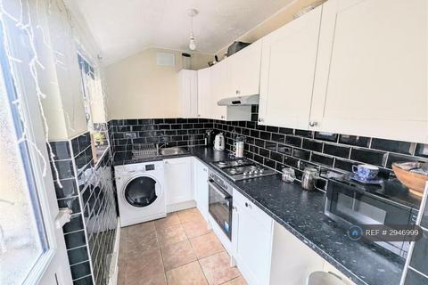 3 bedroom terraced house to rent, Newnham Road, Newark, NG24