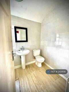 1 bedroom in a house share to rent, Cedar Way, Guildford, GU1