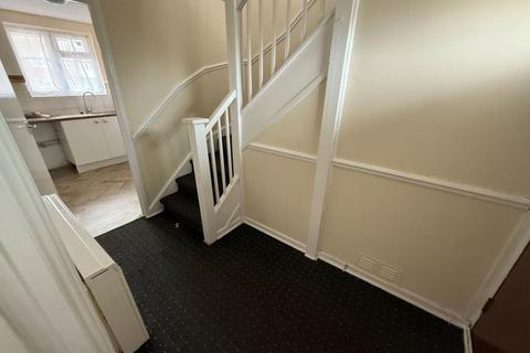 2 bedroom flat to rent, Rose Lane, Romford