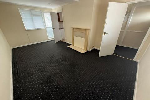 2 bedroom flat to rent, Rose Lane, Romford