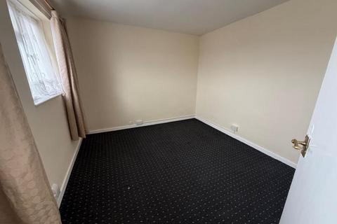 2 bedroom flat to rent, Rose Lane, Romford