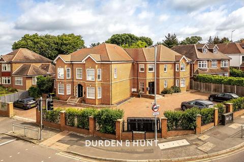 2 bedroom apartment to rent, Manor Road, Chigwell, IG7