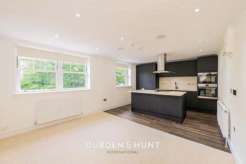 2 bedroom apartment to rent, Manor Road, Chigwell, IG7