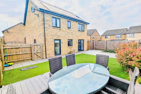 4 bedroom detached house for sale, Gerddi Gwenllian, Mynyddygarreg, Kidwelly.