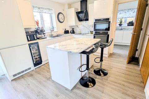 4 bedroom detached house for sale, Gerddi Gwenllian, Mynyddygarreg, Kidwelly.