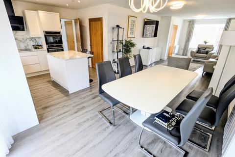 4 bedroom detached house for sale, Gerddi Gwenllian, Mynyddygarreg, Kidwelly.