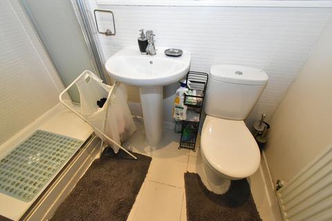 2 bedroom flat to rent, Academy Place, TW7
