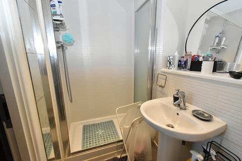 2 bedroom flat to rent, Academy Place, TW7