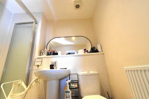 2 bedroom flat to rent, Academy Place, TW7