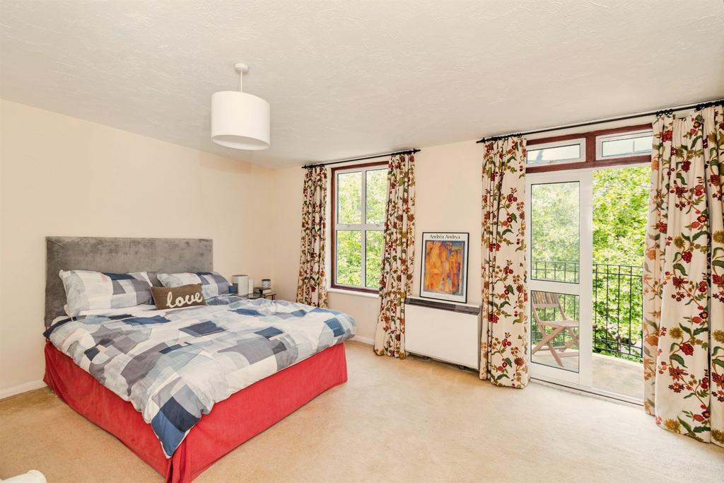 Alcantara Crescent, Southampton - More