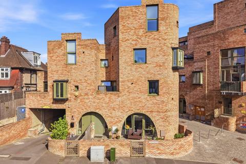 2 bedroom maisonette for sale, Edgewood Mews, London, N3