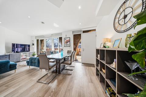 2 bedroom maisonette for sale, Edgewood Mews, London, N3