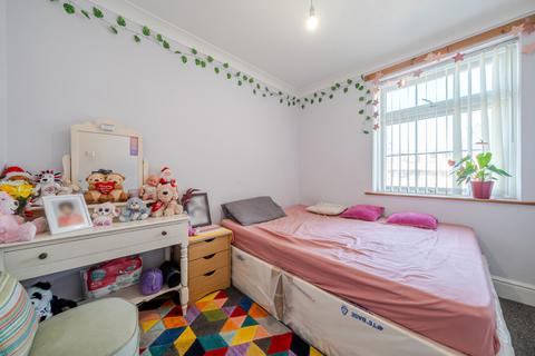 2 bedroom flat for sale, Chatsworth Avenue, Hampshire PO6