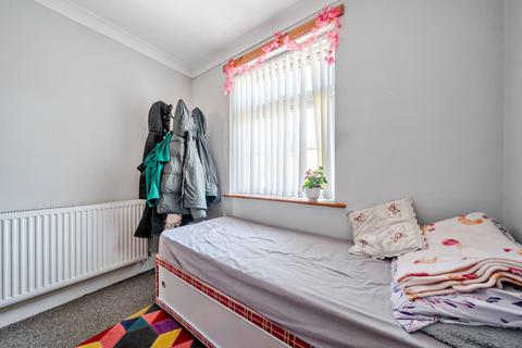 2 bedroom flat for sale, Chatsworth Avenue, Hampshire PO6