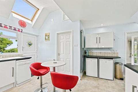 3 bedroom semi-detached house for sale, Malthouse Close, Blunsdon, Swindon
