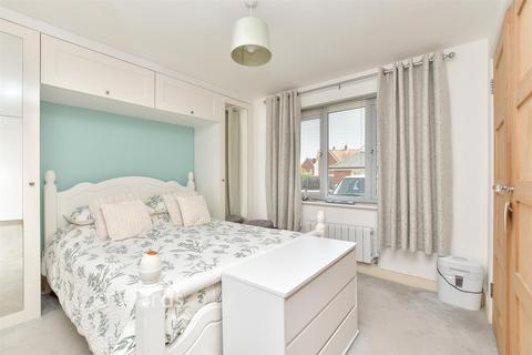 1 bedroom ground floor flat for sale, Peony Crescent, Sittingbourne ME10