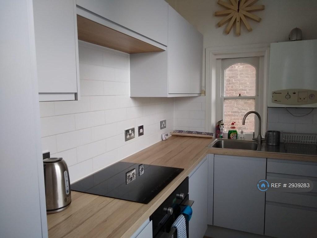 Apartment in Surbiton, Oakhill - View 3