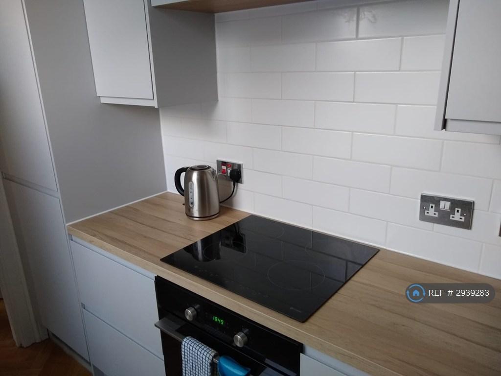 Apartment in Surbiton, Oakhill - View 4