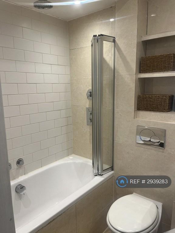Apartment in Surbiton, Oakhill - More