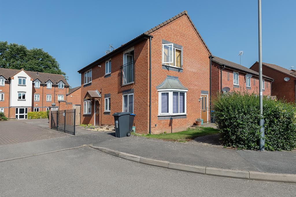 2 bedroom maisonette for sale