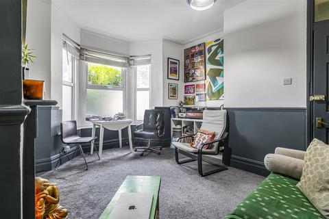 2 bedroom flat for sale, London NW10
