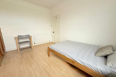 1 bedroom in a house share to rent, Haslemere Avenue, London, W13