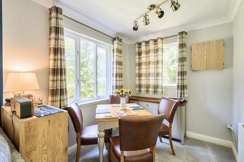2 bedroom flat for sale, Guildford Road, Leatherhead KT22