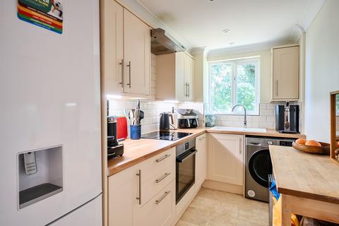 2 bedroom flat for sale, Guildford Road, Leatherhead KT22