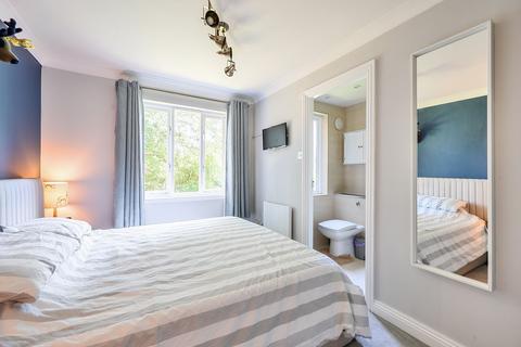 2 bedroom flat for sale, Guildford Road, Leatherhead KT22