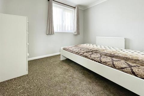 3 bedroom semi-detached house to rent, Lowestoft Drive, Slough