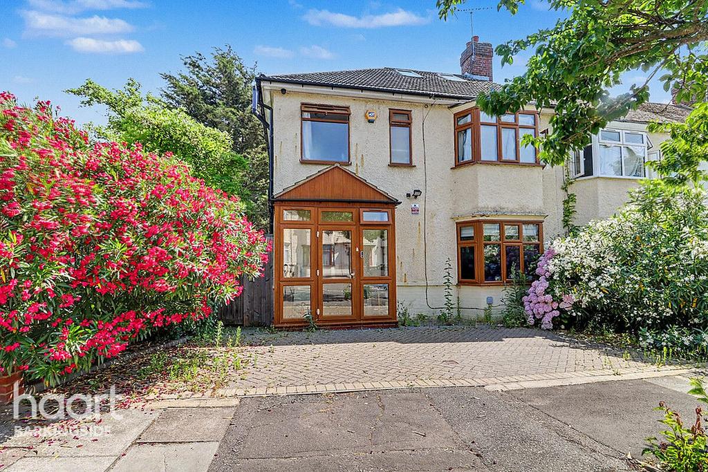 Detached house exterior, driveway