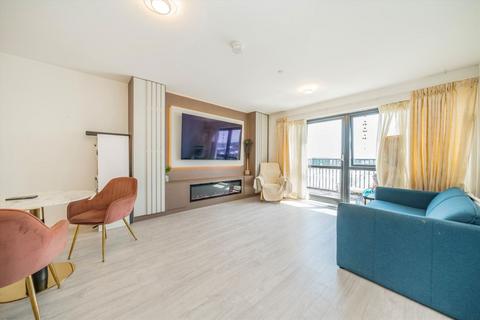2 bedroom flat to rent, Farine Avenue, Hayes UB3