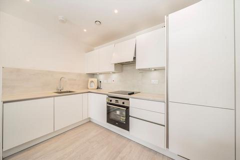 2 bedroom flat to rent, Farine Avenue, Hayes UB3