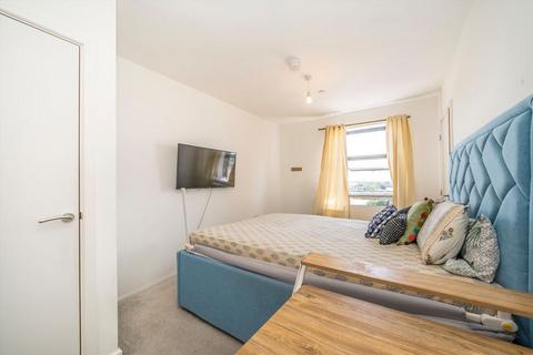 2 bedroom flat to rent, Farine Avenue, Hayes UB3