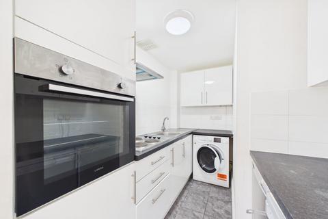2 bedroom flat for sale, Yorktown Road, Sandhurst, Berkshire, GU47