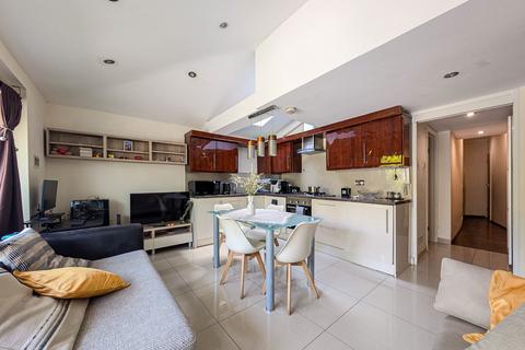 4 bedroom end of terrace house for sale, Garratt Lane, London