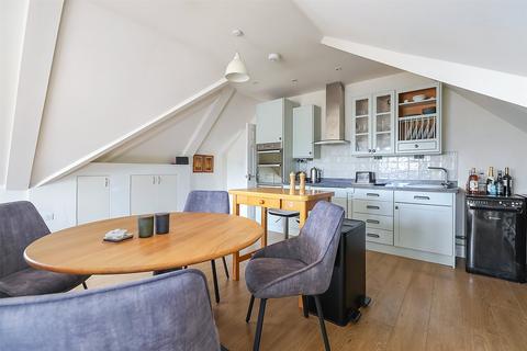 2 bedroom apartment for sale, Junction Road, Dorking, Surrey, RH4