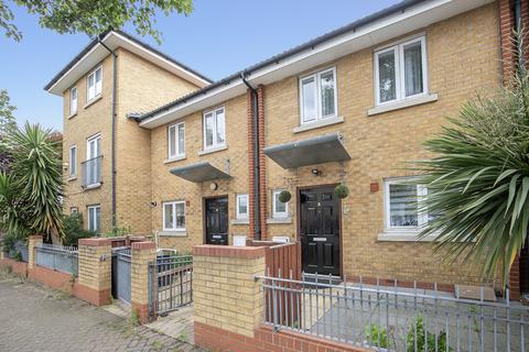 2 bedroom terraced house to rent, Merriam Avenue, London E9