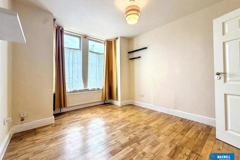 5 bedroom property for sale, Burnt Oak Broadway, Edgware