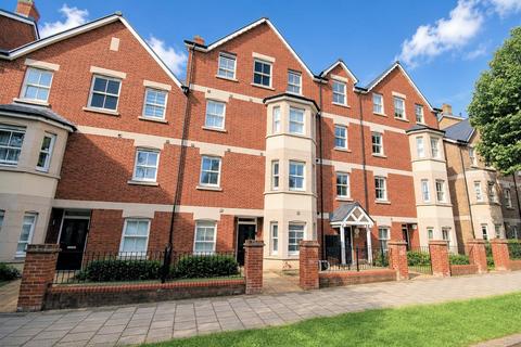 2 bedroom apartment to rent, Warwick Avenue, Bedford