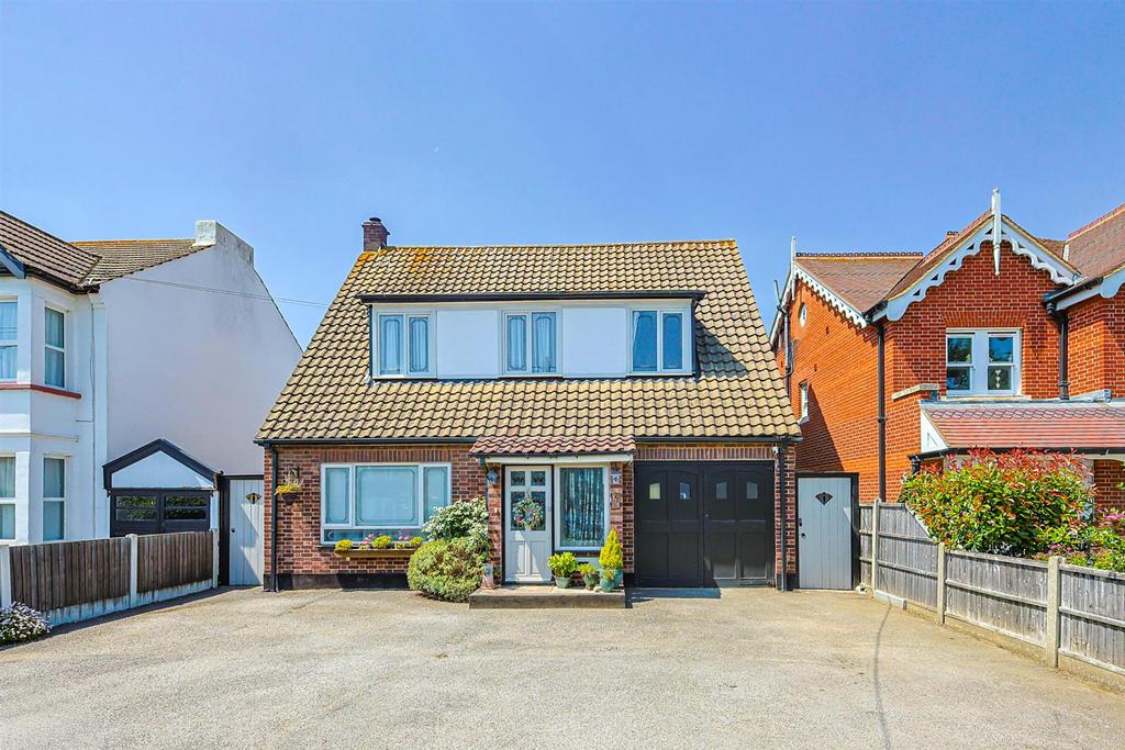 4 bedroom detached house for sale in Hockley on OnTheMarket