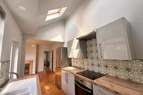 2 bedroom house to rent, Trevor Road, Southsea, PO4