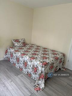 1 bedroom in a house share to rent, Cambria Close, Hounslow, TW3