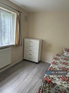 1 bedroom in a house share to rent, Cambria Close, Hounslow, TW3