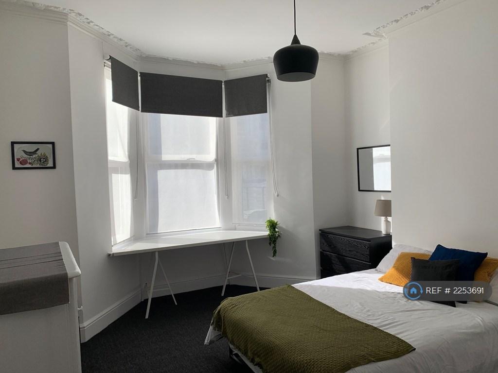 Apartment in Cardiff, Roath - View 2