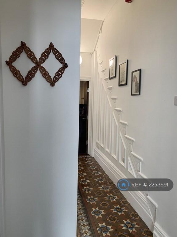 Apartment in Cardiff, Roath - View 3