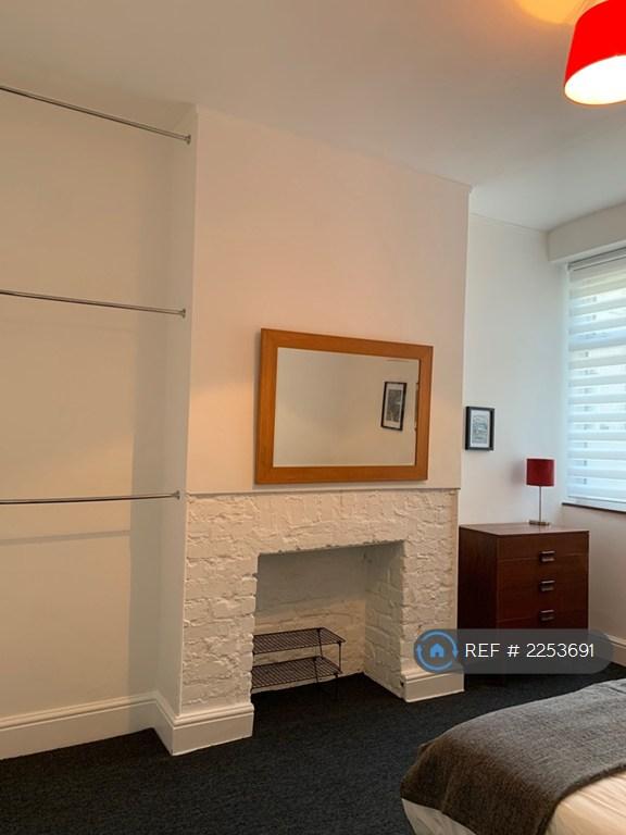 Apartment in Cardiff, Roath - View 4